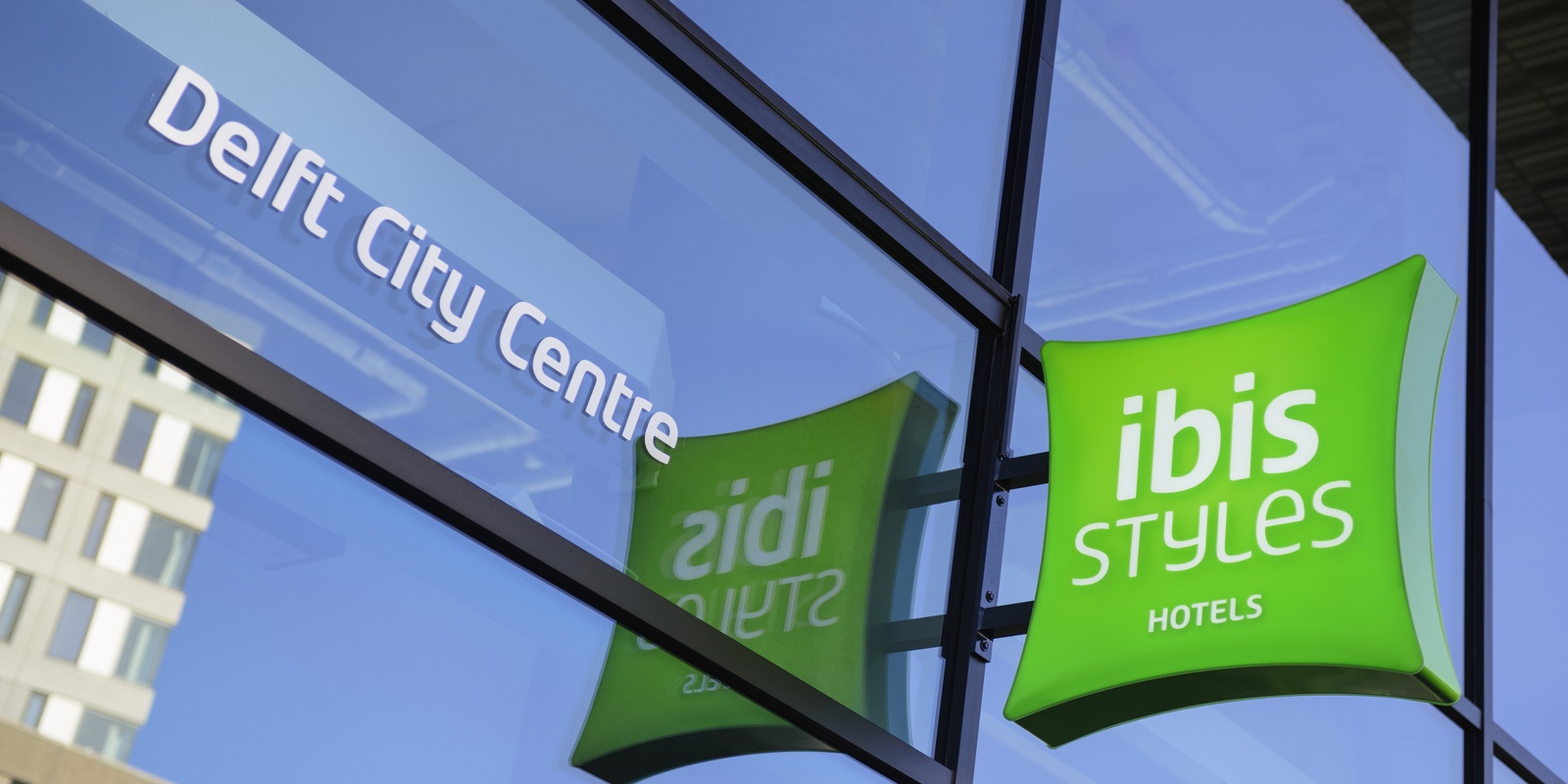 Gevel van ibis Styles Delft City Centre direct naast station Delft