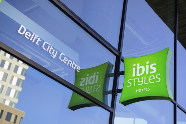 De hotelbar van ibis als centrale ontmoetingsplek