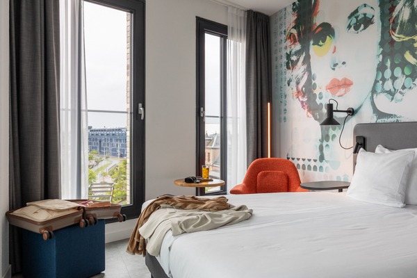 Station Delft naast ibis Styles, bereikbaar per trein voor congresgangers en zakenreizigers