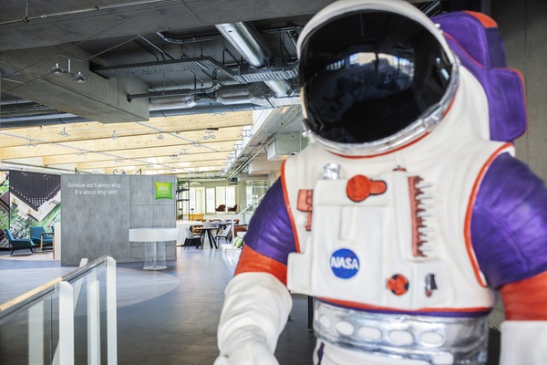 Techniek en Design thema bij ibis Styles Delft, astronautenbeelden en uitvindersportretten