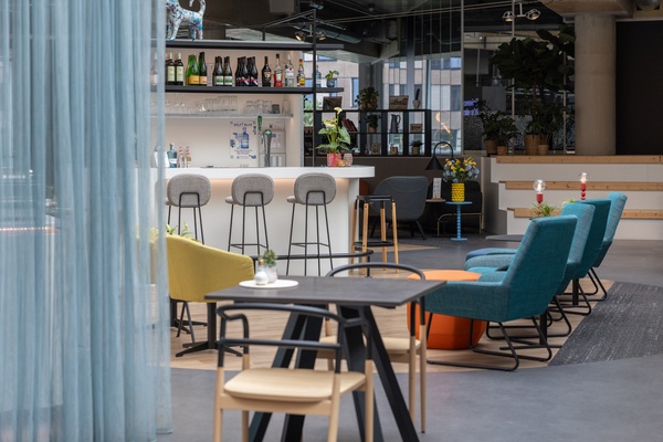Leuke en speelse ingang van het ibis Styles Delft City Centre Hotel