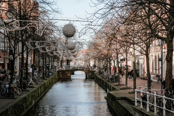 Lichtroute Delft Verlicht langs de grachten en Nieuwe Kerk op loopafstand van ibis Styles Delft